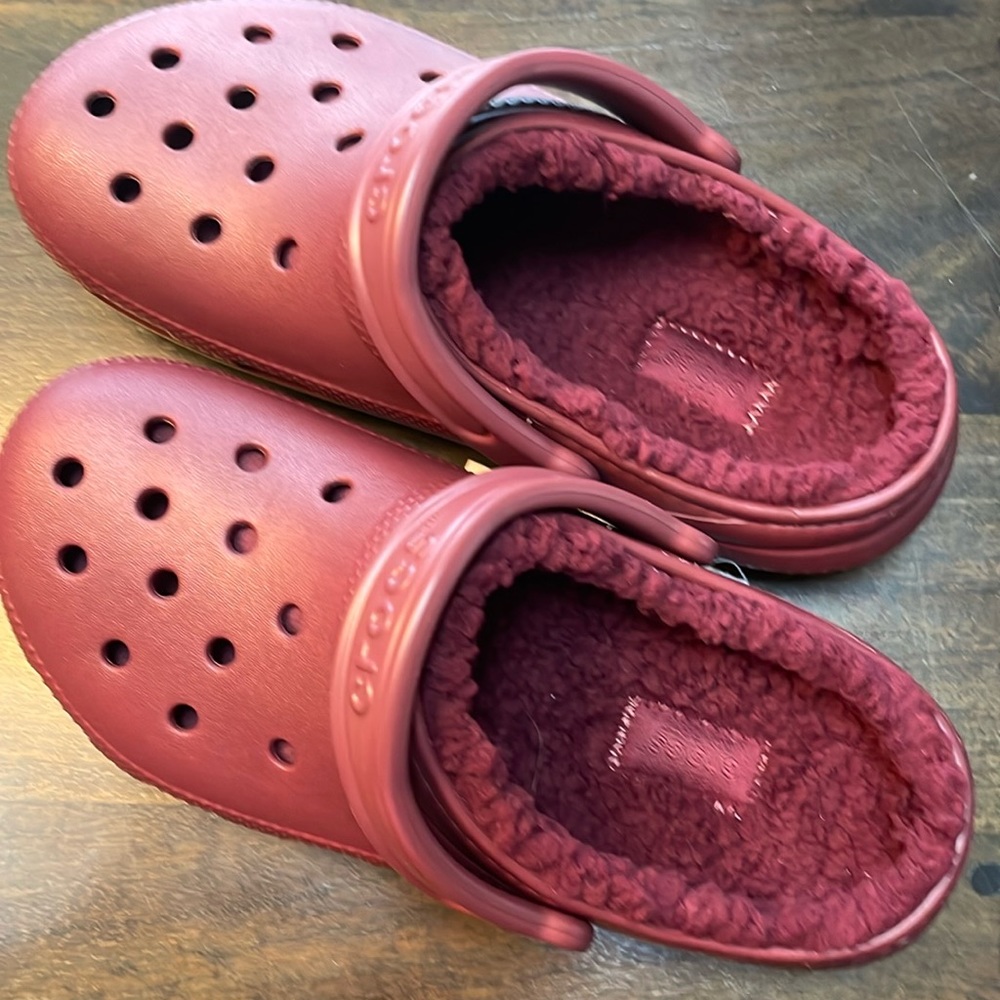 Crocs Classic lined. Color is garnet
